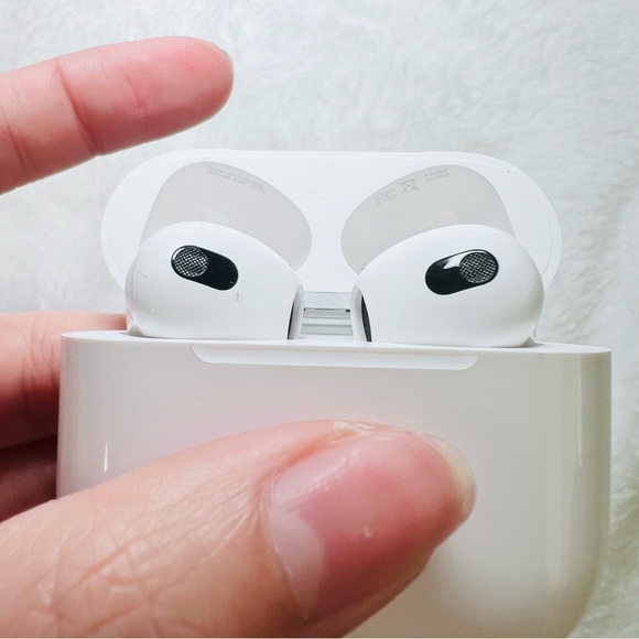 Wireless Earbuds with Lightning Charging Case No Box - Picture 4 of 11